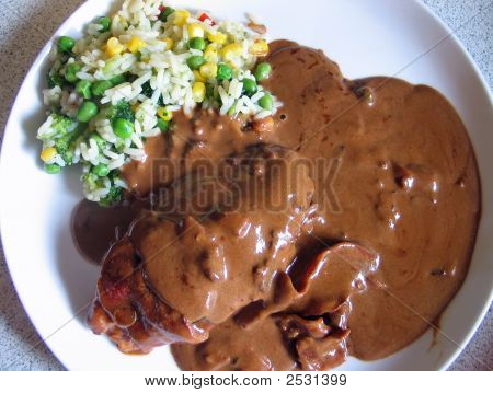Gås bröst serveras med sås och ris