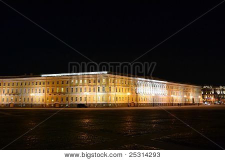 La piazza del palazzo a San Pietroburgo di notte