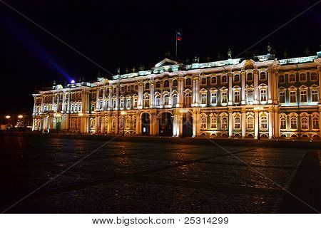 Il Museo di Stato Ermitage di notte a San Pietroburgo