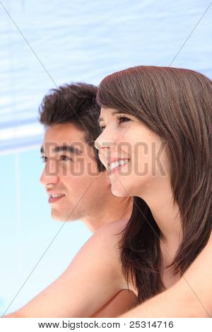 젊은 부부는 휴일에 함께