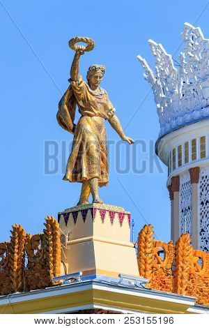 Moscow, Russia - August 01, 2018: Figure Of Woman Of Collective Farmer With Sheaf And Wreath On A Ro