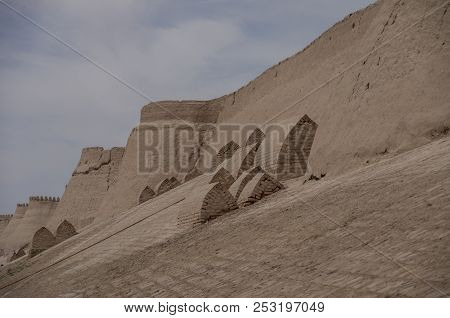 City Walls Of The Ancient City Of Ichan Kala In Khiva, A Unesco Heritage Site In Uzbekistan