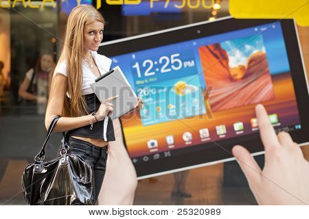 Ung kvinna med Tablet PC går på gatan