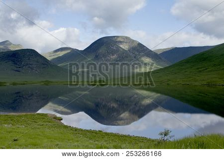 Scottish Hills Hiking Trail Tranquil Lake Refelection Green Mountains Summer