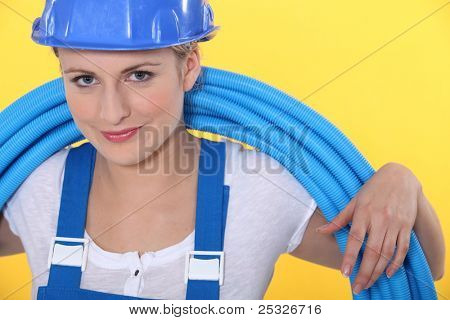 Tradeswoman 管盘绕着她的脖子