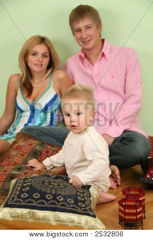 Семейные сидят на полу на подушку 2