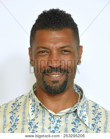 LOS ANGELES - AUG 07:  Deon Cole arrives to the ABC TCA Summer Press Tour White Carpet Event  on August 7, 2018 in Hollywood, CA                