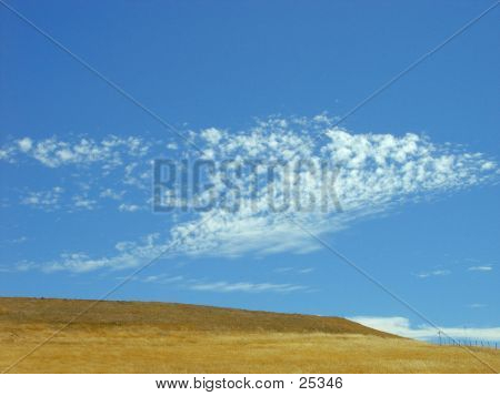 Wolken boven een veld