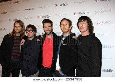 LOS ANGELES - 16 nov: มา Maroon 5 ถึงที่การเปิดตัวเพลง Google ที่สตูดิโอ Brainwash นาย Novemb