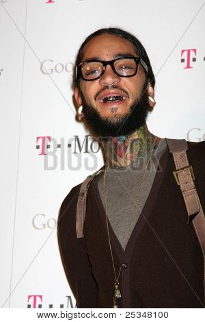 LOS ANGELES - NOV 16: Travie McCoy dorazí na Google Music zahájit na Mr. Brainwash Studio na ne