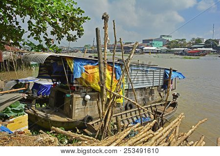 Can Tho, Vietnam - December 30th 2017. A House Boat Moored In Can Tho. The Final Boats Of The Day At
