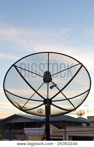 黒の衛星放送受信アンテナ