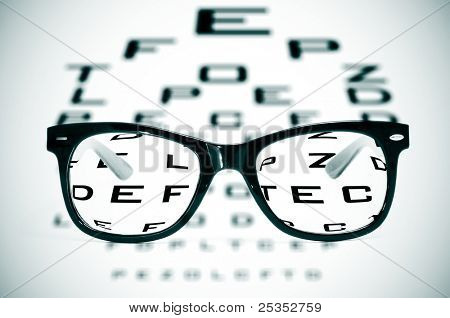 Brillen über eine verschwommene Eye chart