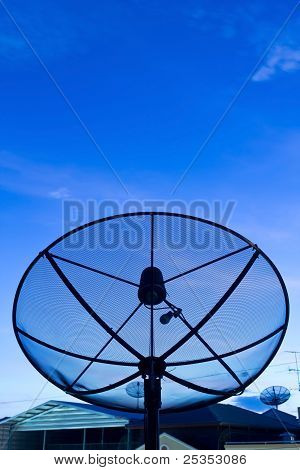 黒の衛星放送受信アンテナ