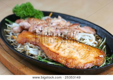 Gegrilltes Hähnchen und Fisch In Terriyaki Sauce
