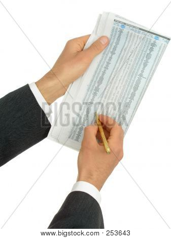 มือถือหนังสือพิมพ์รายงานสินค้าคงคลัง