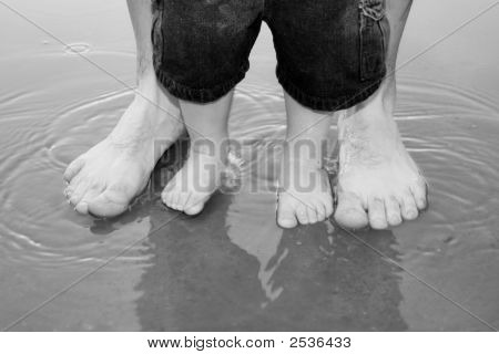 Homme & garçon jouant sous la pluie. Heureux