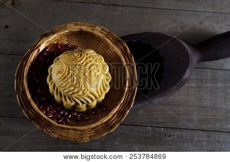 Mooncake ,the Chinese Mid Autumn Festival Food.
