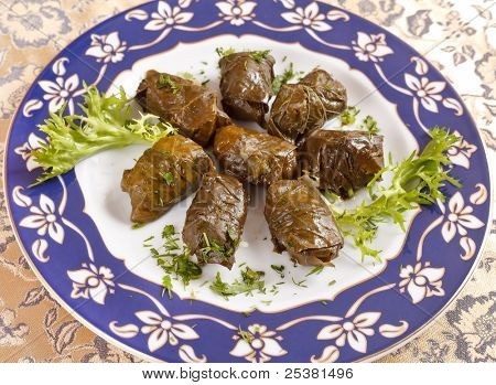 liściach winogron nadziewane ryżem (dolmades podawane na talerzu)