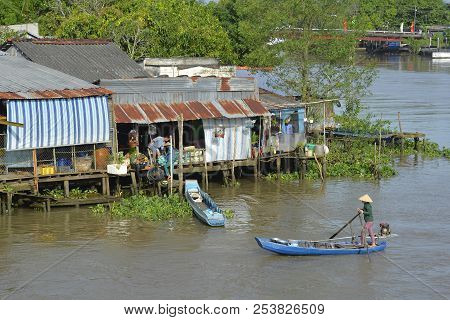 Phong Dien, Vietnam - December 31st 2017. A Woman Arrives Home By Boat With Bags Of Cabbages At Her 
