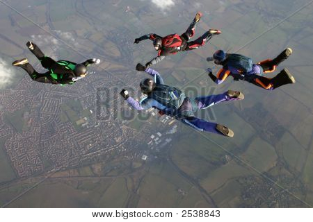 Neljä Skydivers muodostavat muodostumista