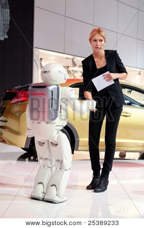 Człowieka i Robot drżą ręce