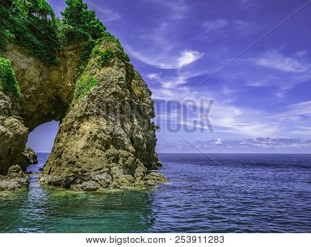 Natural Hole Clifff Koh Talu Island Rayong City Thailand,idiyllic Ocean And Beautiful Sky In Vacatio