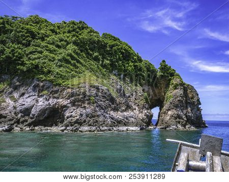 Natural Hole Clifff Koh Talu Island Rayong City Thailand,idiyllic Ocean And Beautiful Sky In Vacatio