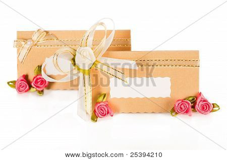 ตกแต่งงานแต่งงาน บัตรเชิญตกแต่งมุกและกุหลาบ Boutonniere