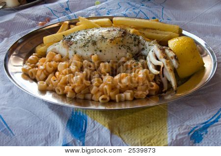 Lulas grelhadas com batata frita e macarrão