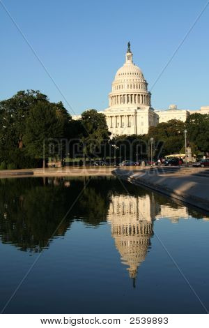 Edifício do Capitólio e a piscina reflexiva