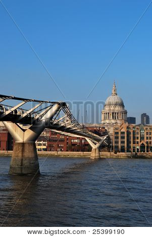Ponte do Milênio em St Pauls