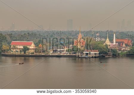 Bangkok,thailand - Feb 27, 2020 : The View Of The Chao Phraya River That Sees The Green Area Next To