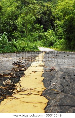 Linha amarela na estrada