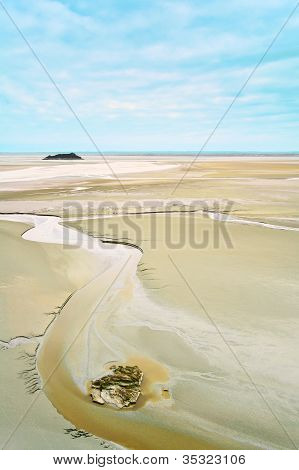 Lavvande i Mont Saint Michel-bugten. Normandiet, Frankrig.