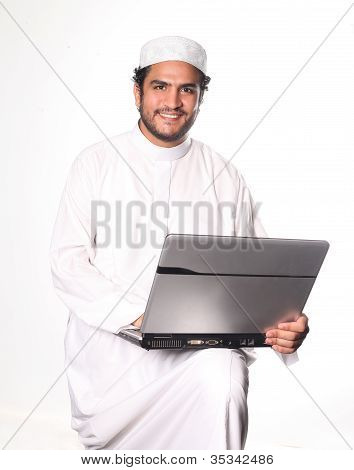 Empresário árabe trabalhando