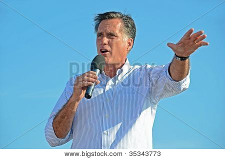 Mitt Romney dando un discurso