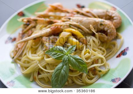 สปาเก็ตตี้มะเขือเทศและกุ้ง