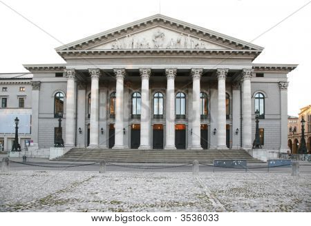 Budynek w stylu klasycystycznym z kolumny. Theather. Munich. Niemcy.