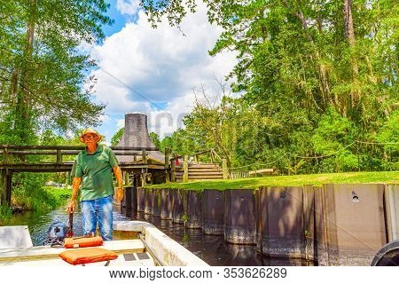 Georgia, Us - September 6, 2019 Park Worker, Visitor Center Of Okefenokee Swamp Park