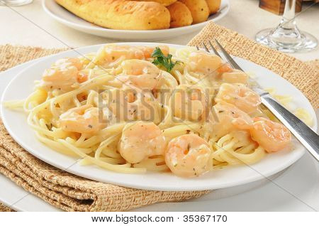 Scampi gamberi con salsa di burro all'aglio