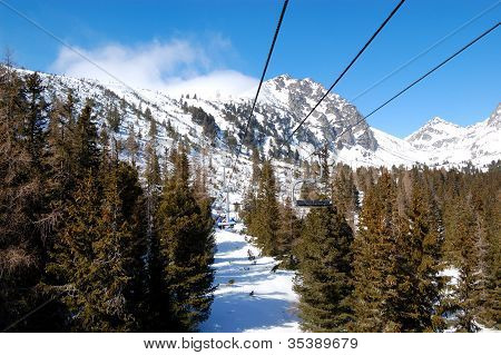Teleférico en la estación de esquí Strbske Pleso, Altos Tatras, Eslovaquia