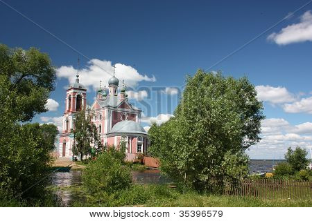 四十烈士教会在河口特鲁别日。俄罗斯雅罗斯拉夫尔地区，佩。