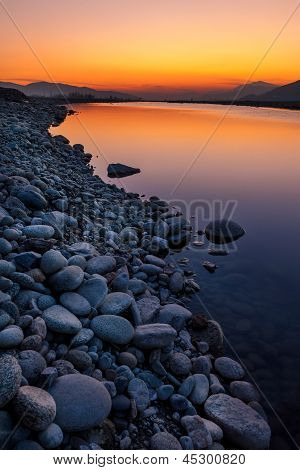 Красивый закат у реки