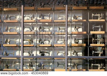 April 10, 2022 In Cabazon, Ca:  Antique Sewing Machines On Shelves At A Window Display At A Retail S