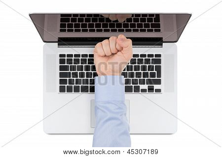 Вид сверху современной сетчатки ноутбук с мужской кулак, указывая на экране.