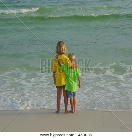 Bruder und Schwester am Strand