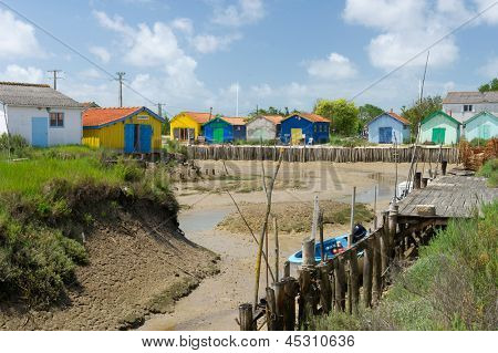 เคบินไม้สีสันสำหรับประมงหอยนางรมที่ Oleron ชาโตว์เดอ