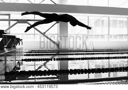 Prosfessional Woman Swimmer Jumping In To The Pool