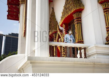 Travelers Thai Women People Travel Visit Posing Portrait Take Photo And Respect Praying Buddha Statu